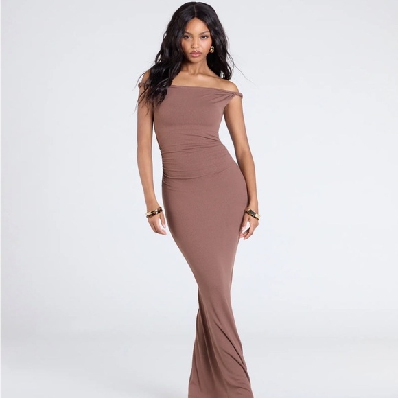 Windsor Alluring Silhouette Off-The-Shoulder maxi dress size S - Picture 1 of 14